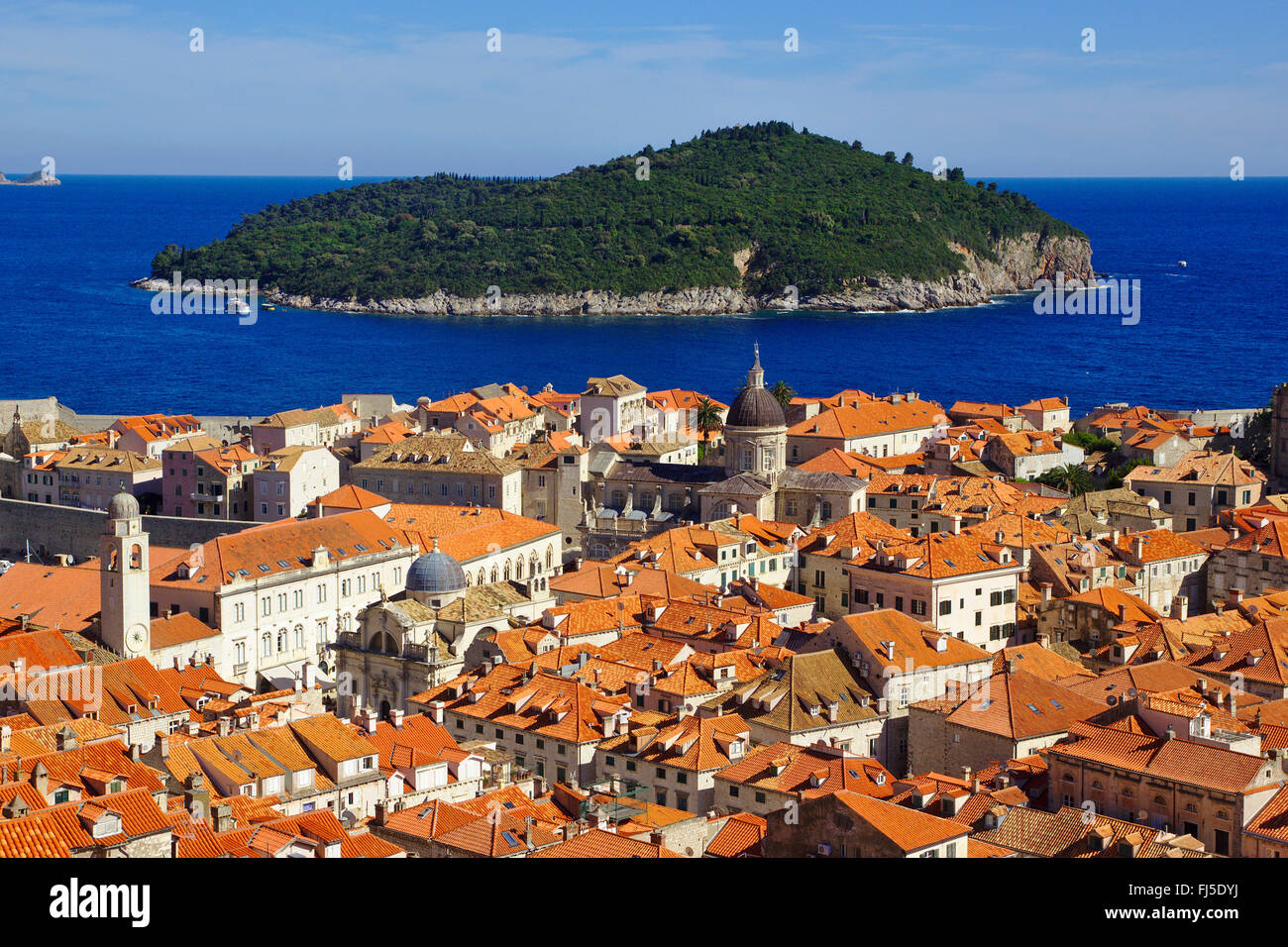Vue de la muraille de la vieille ville, l'île de Lokrum en arrière-plan, la Croatie, Dubrovnik Banque D'Images