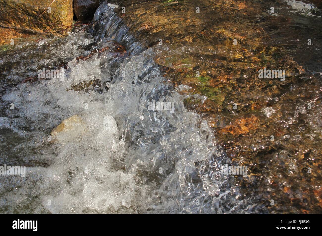 L'eau se précipiter dans un village chinois stream Banque D'Images