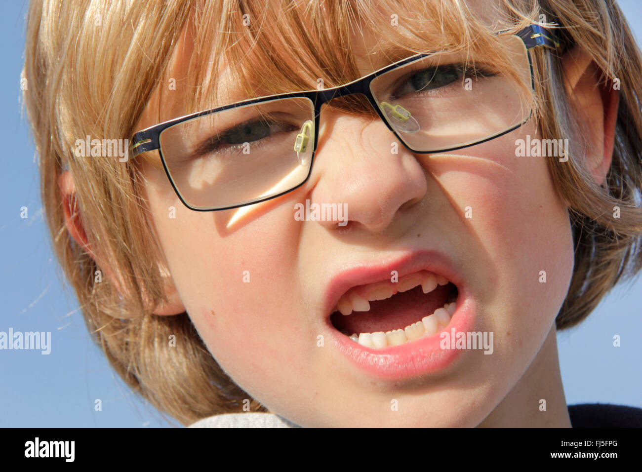 Petit garçon avec la deuxième incisives, dentition permanente, portrait d'un enfant Banque D'Images