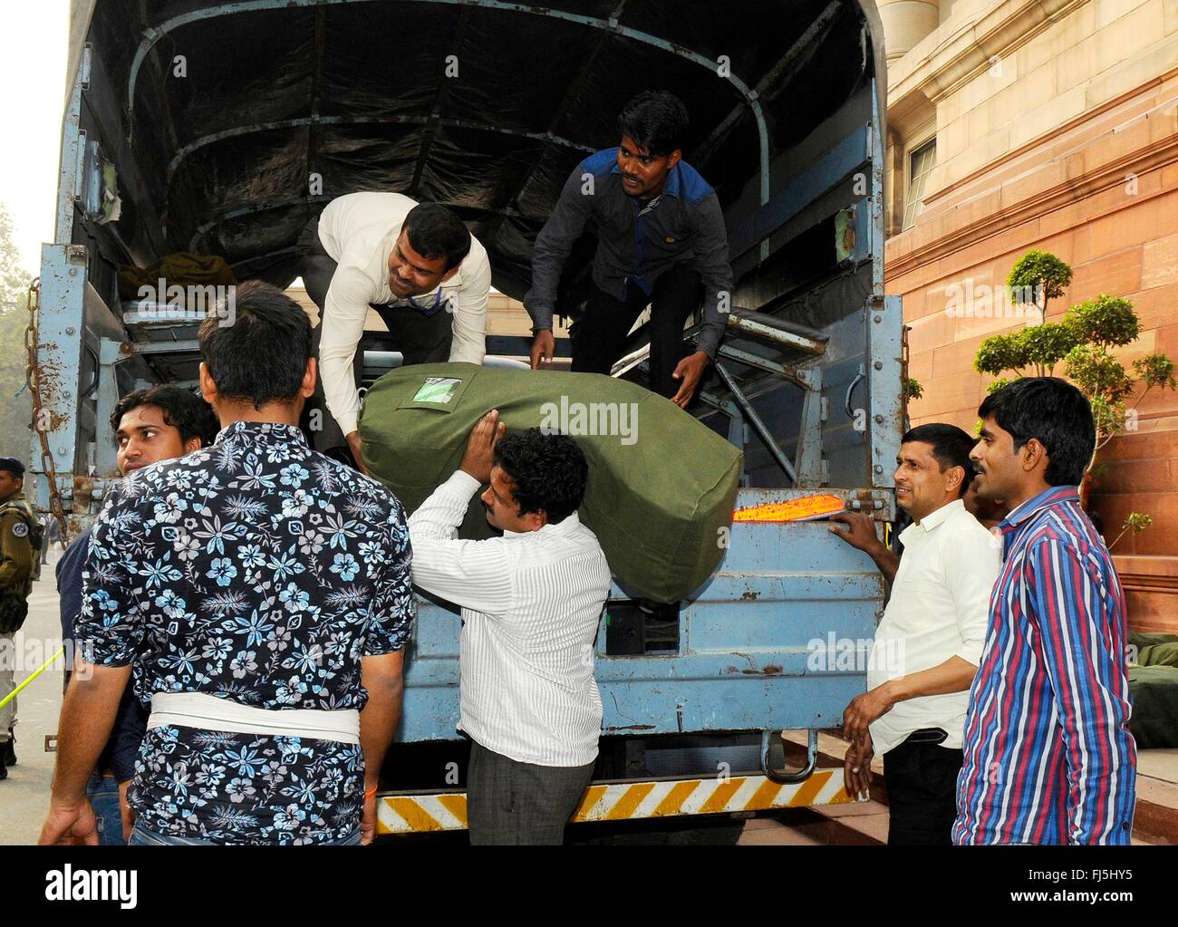 New Delhi, Inde. Feb 29, 2016. Des sacs contenant le budget fédéral indien sont livrés pour les législateurs de la Maison du Parlement le 29 février 2016 à New Delhi, en Inde. Banque D'Images