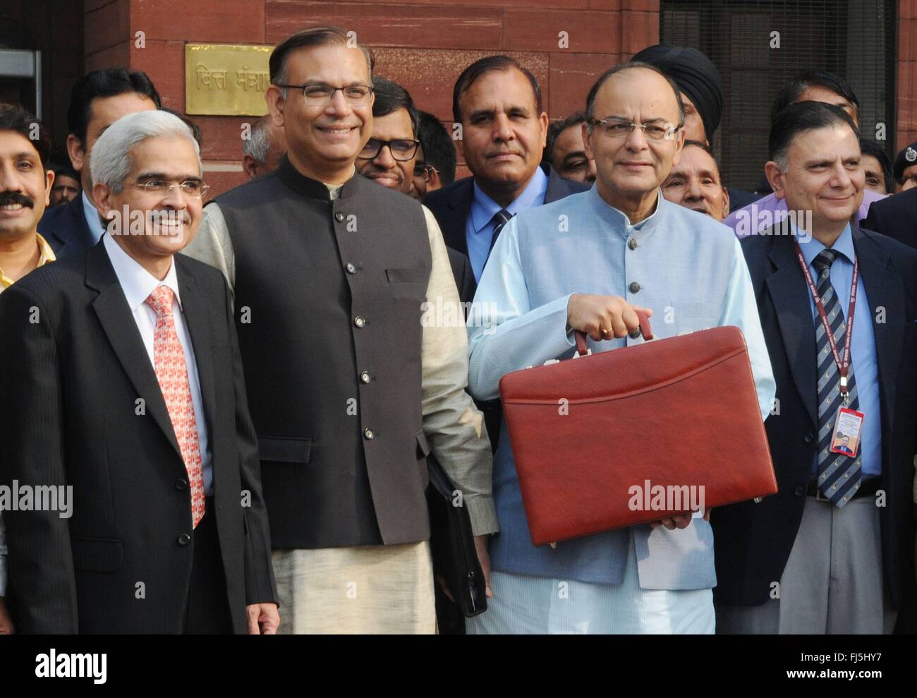 New Delhi, Inde. Feb 29, 2016. Le ministre des Finances indien Jaitley, droite, tient le boîtier contenant le budget fédéral qu'il s'écarte du bloc nord de la Maison du Parlement et le ministre d'État aux Finances Jayant Sinha, gauche, 29 février 2016 à New Delhi, en Inde. Le budget vise à stimuler la croissance agricole et attrayant pour les ruraux pauvres. Banque D'Images