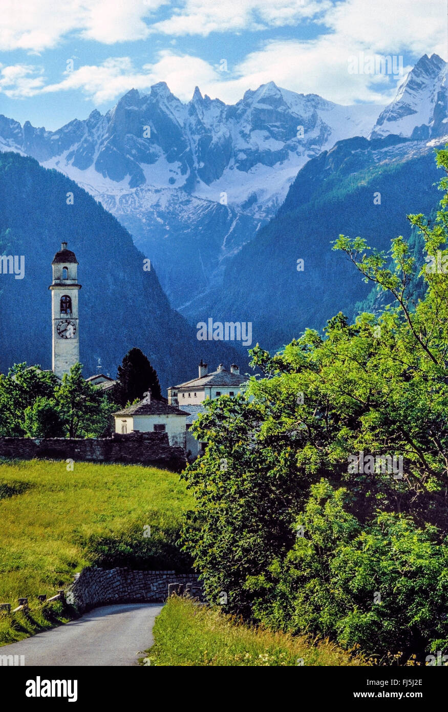 Clocher de Soglio et Pizzo Badile et la Cima della Bondasca, Suisse, Grisons, Engadine, Bregaglia Banque D'Images