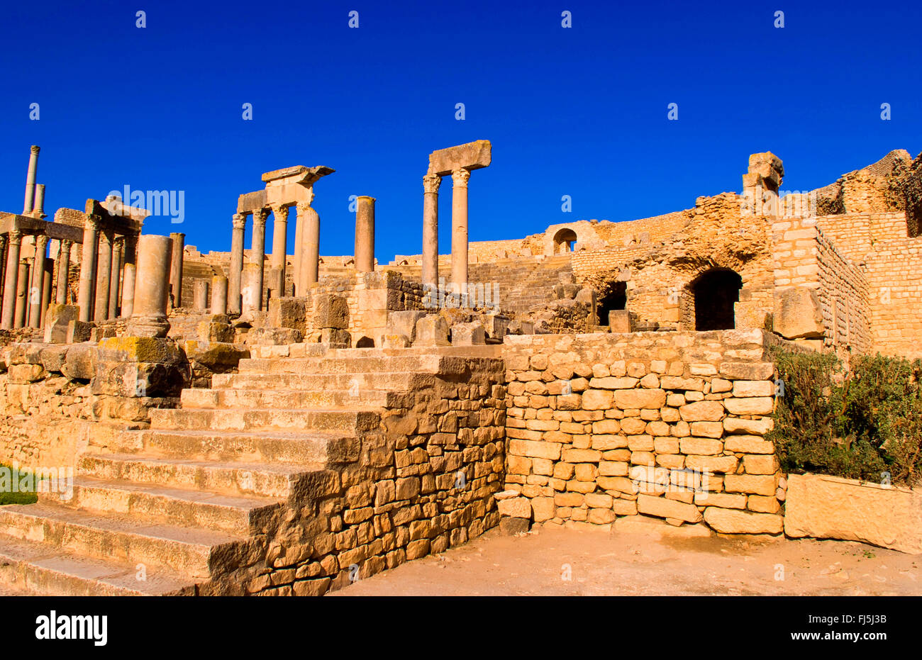 2ème siècle historique Théâtre Romain ruines à Dougga plus préservée en Afrique en 168 AD, la Tunisie, le site de Dougga Banque D'Images