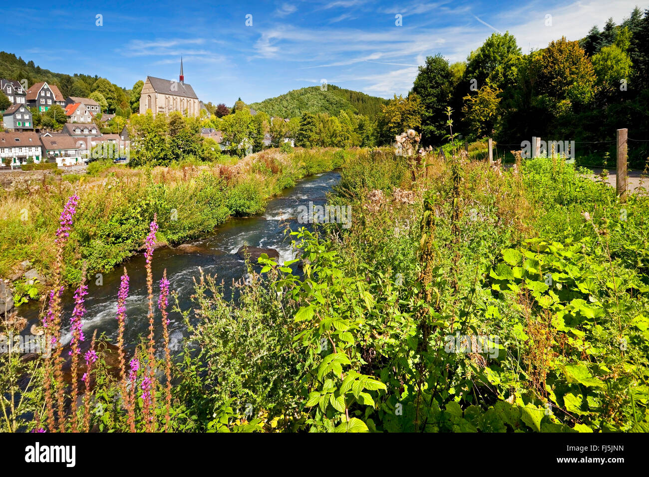 Passe migratoire et l'église St Maria Magdalena de Beyenburg, Allemagne, Rhénanie du Nord-Westphalie, région du Bergisches Land, à Wuppertal Banque D'Images