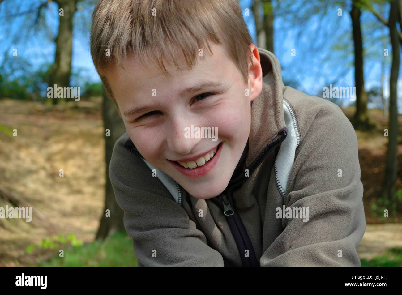 Jolly garçon dans une forêt, portrait d'un enfant, Allemagne Banque D'Images