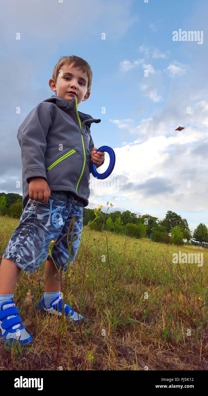 Little Boy flying a kite Banque D'Images