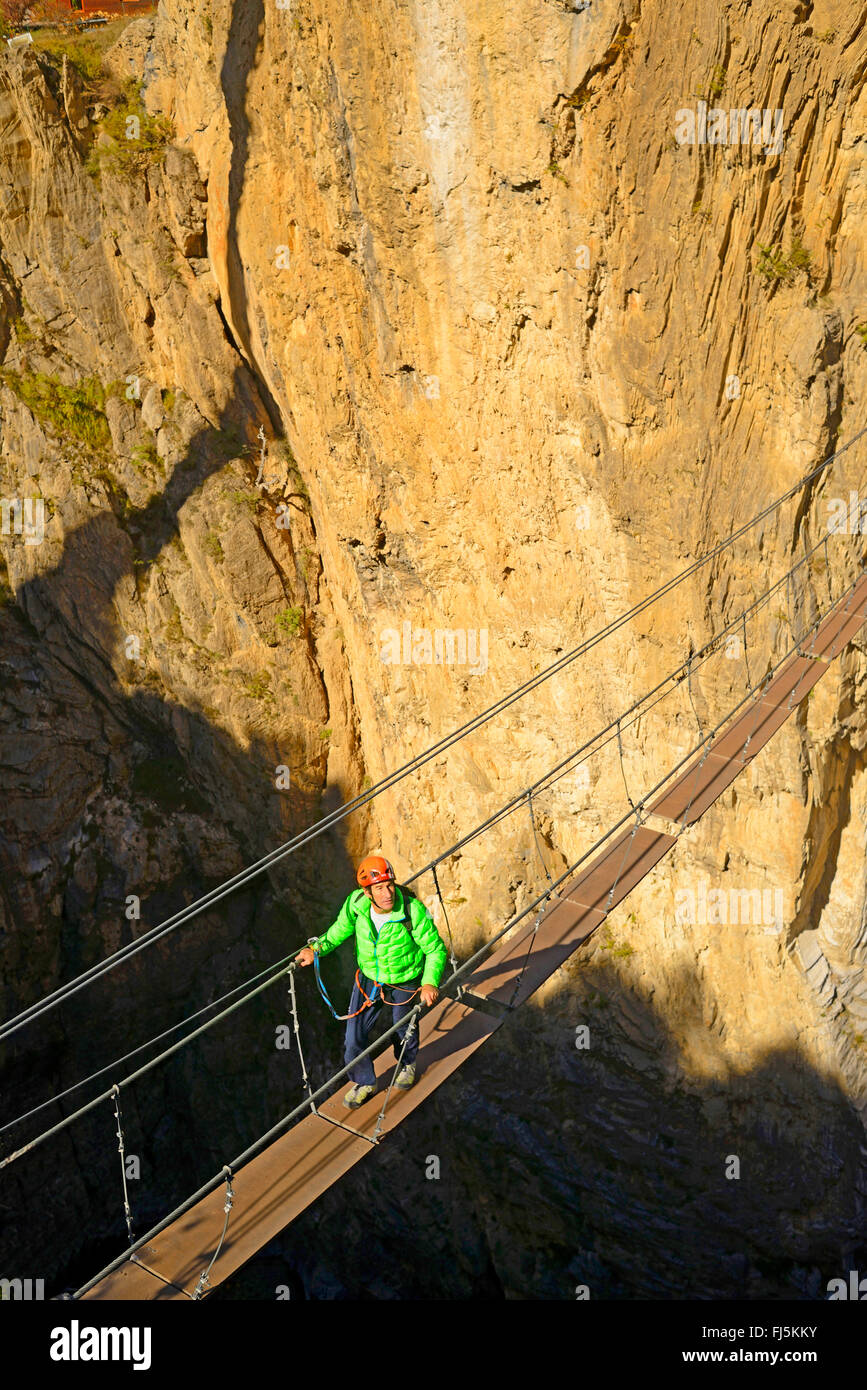 Climber traversant le canyon sur un pont suspendu, Durance Canyon, France, Hautes Alpes, Chateau Queyras Banque D'Images
