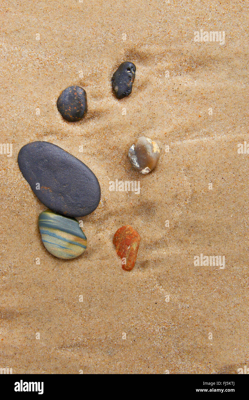 Pierres arrondies sur plage de sable fin, le Danemark Banque D'Images