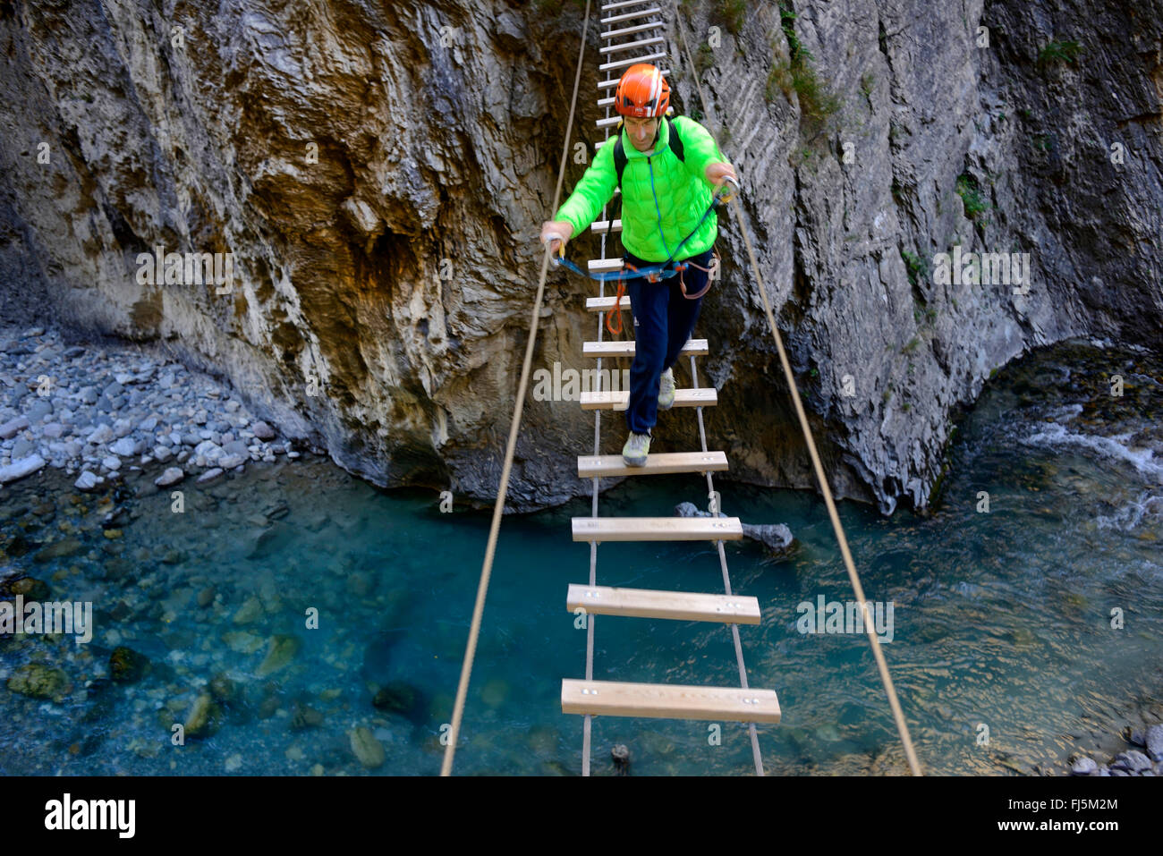 Climber traversant le canyon sur un pont suspendu, Durance Canyon, France, Hautes Alpes, Chateau Queyras Banque D'Images