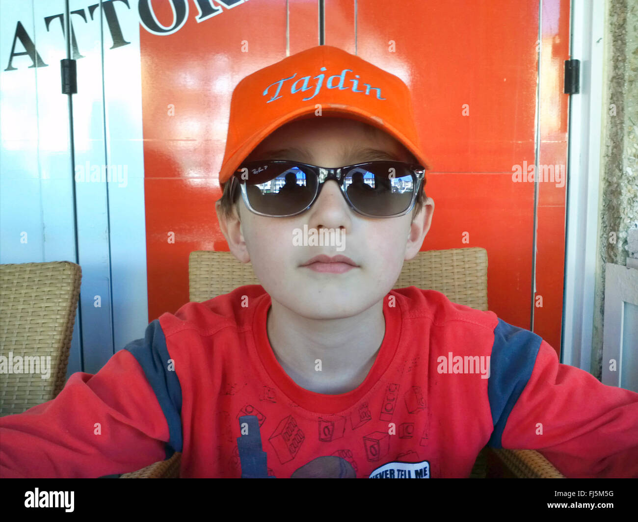 Cool garçon avec des lunettes de soleil dans une trattoria Banque D'Images