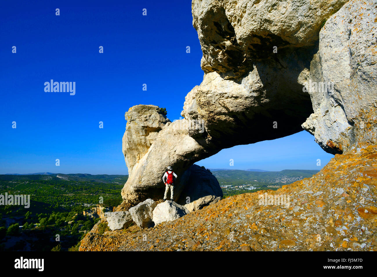 Wanderer à la rock arch dans le parc national des Calanques, France, Provence, Parc National des Calanques, La Ciotat Banque D'Images