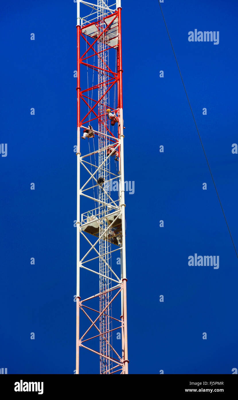 Trois peintres revêtement d'un pôle dans dizzy altidude, France Banque D'Images