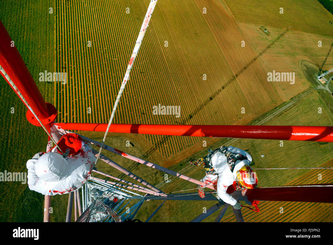 Deux peintres revêtement d'un pôle dans dizzy altidude, France Banque D'Images