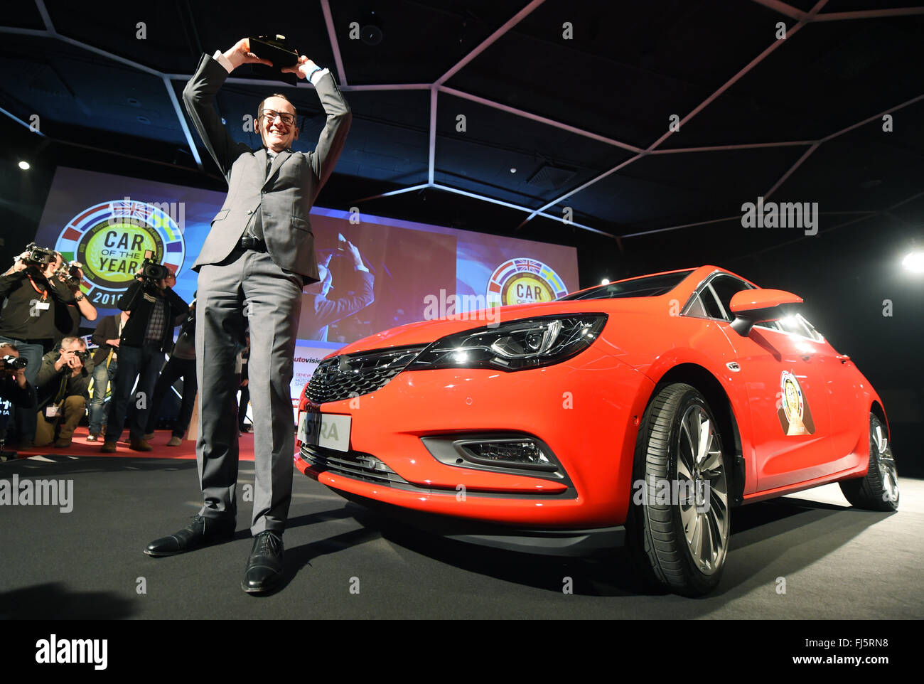 Karl-Thomas Neumann, Président du directoire d'Opel, posant à côté d'une Opel Astra, plus tard, élu Voiture de l'année, sur la première journée de la presse au Salon International de l'Automobile à Genève, Suisse, 29 février 2016. PHOTO : ULI DECK/dpa Banque D'Images
