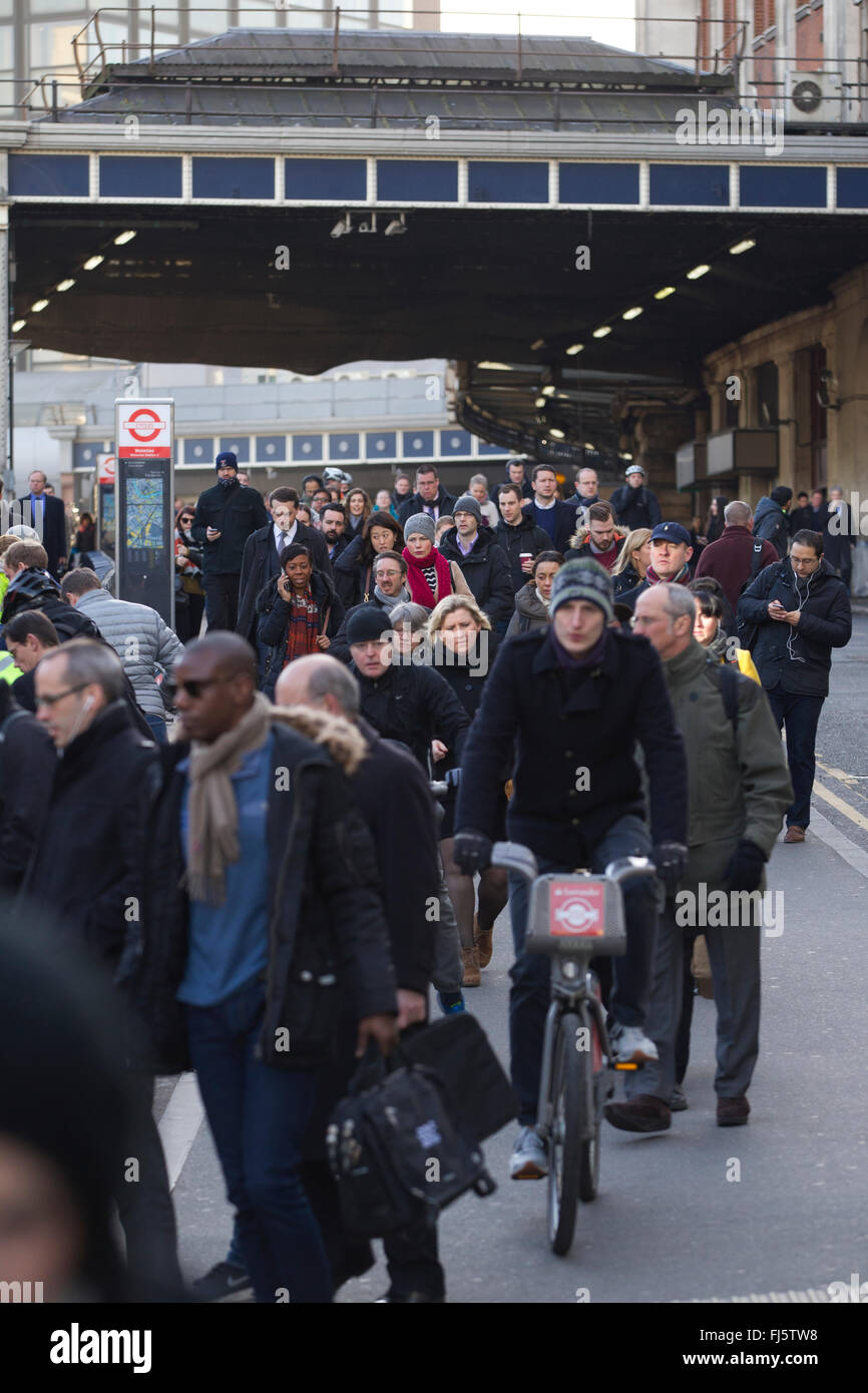 Les banlieusards de Londres dans la rubrique Ville de Londres après son arrivée à la gare de Waterloo, l'un des principaux transports en commun de la capitale Banque D'Images