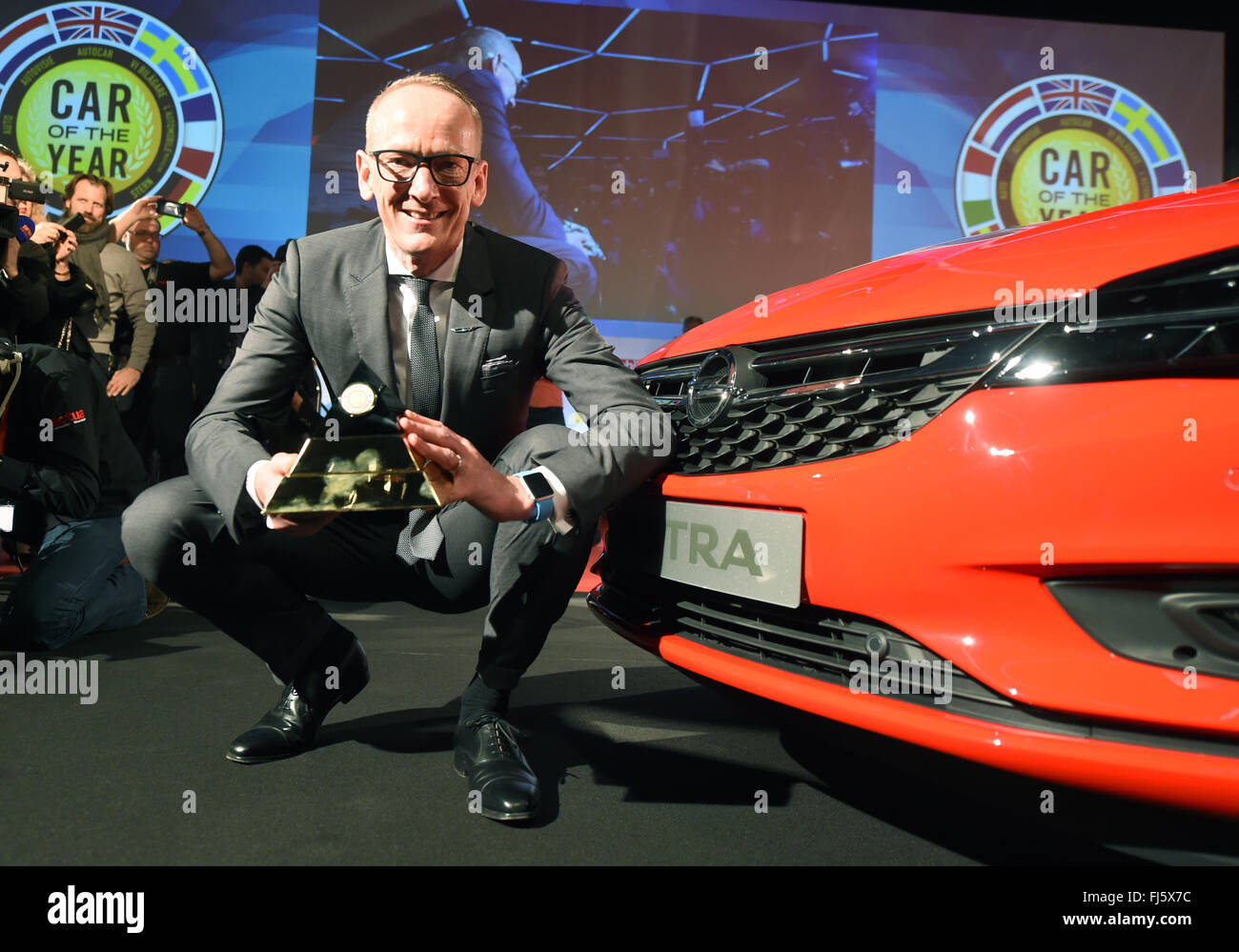 Genève, Suisse. Feb 29, 2016. Karl-Thomas Neumann, Président du directoire d'Opel, posant à côté d'une Opel Astra, plus tard, élu Voiture de l'année, sur la première journée de la presse au Salon International de l'Automobile à Genève, Suisse, 29 février 2016. PHOTO : ULI DECK/dpa/Alamy Live News Banque D'Images