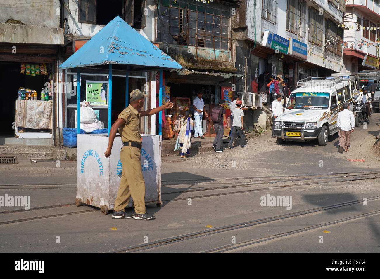 Un policier de diriger la circulation à Kurseong, dans l'ouest du Bengale, en Inde. Banque D'Images