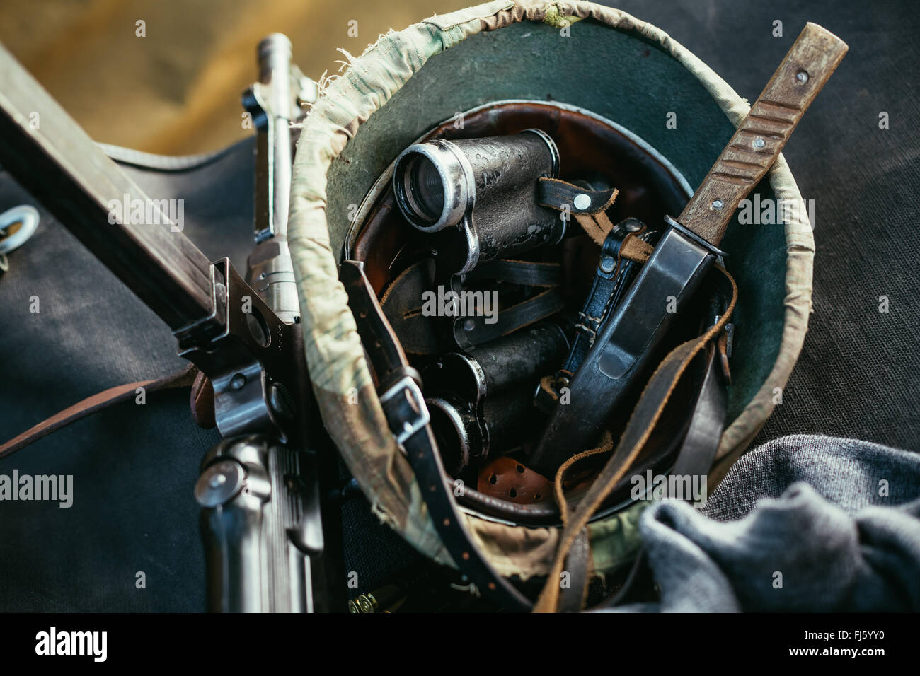 Munitions militaires allemands de la Seconde Guerre mondiale. Casque, jumelles, mitraillette, couteau. Banque D'Images