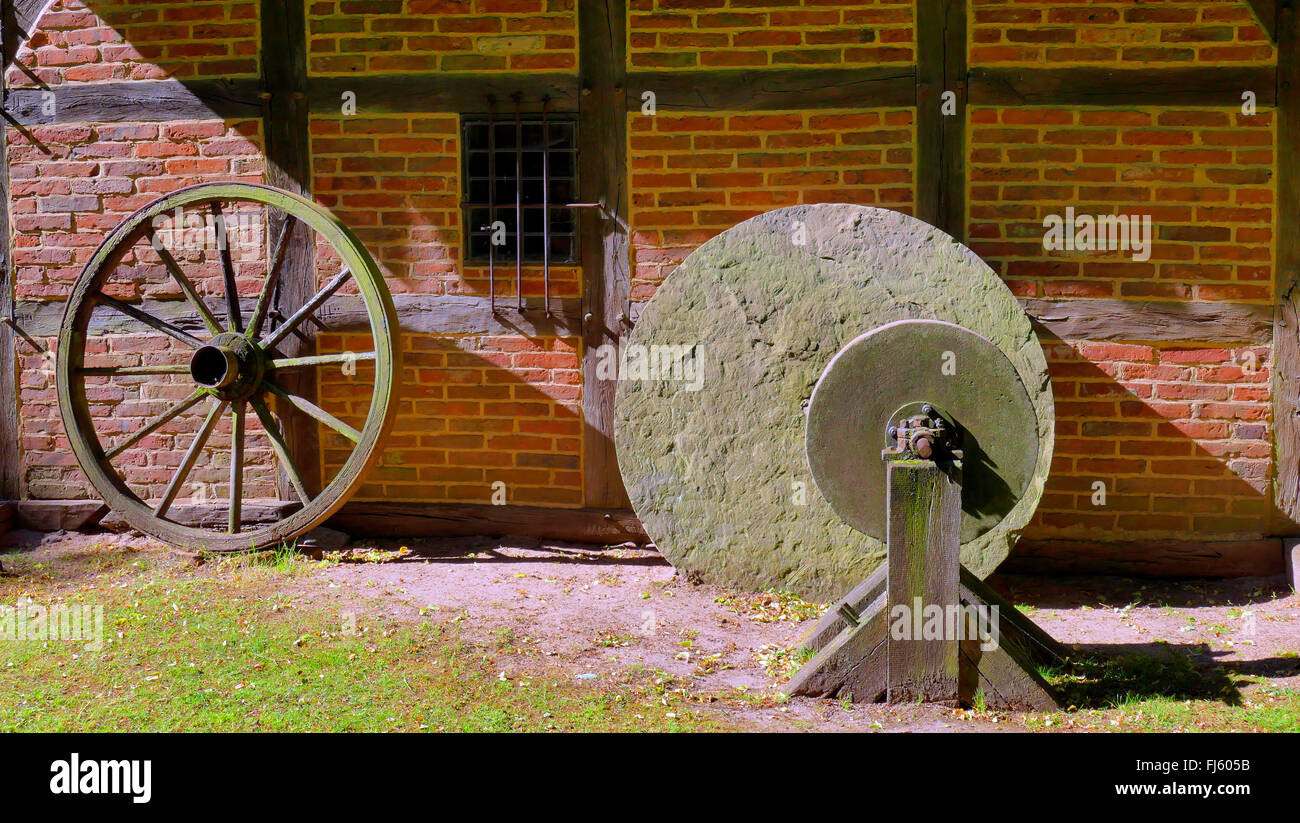 Ancienne meule meule, roue et sur une ferme, l'ALLEMAGNE, Basse-Saxe, Ammerland Banque D'Images