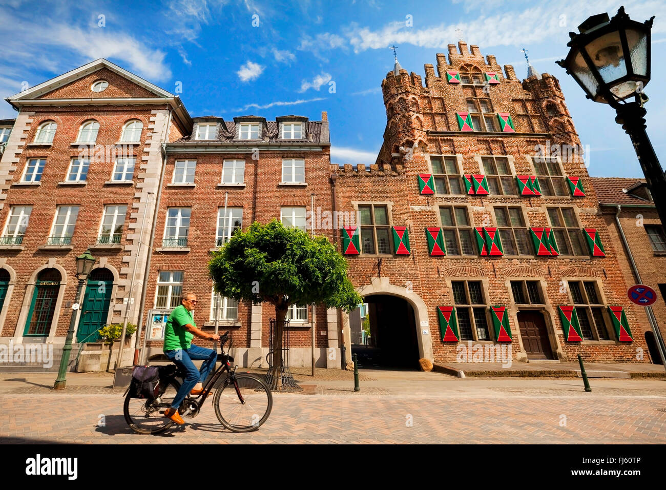 Cycliste en face de l'hôtel de ville, maison patricienne et 'Haus zu den Ringen fuenf", l'Allemagne, en Rhénanie du Nord-Westphalie, Bas-rhin, Goch Banque D'Images