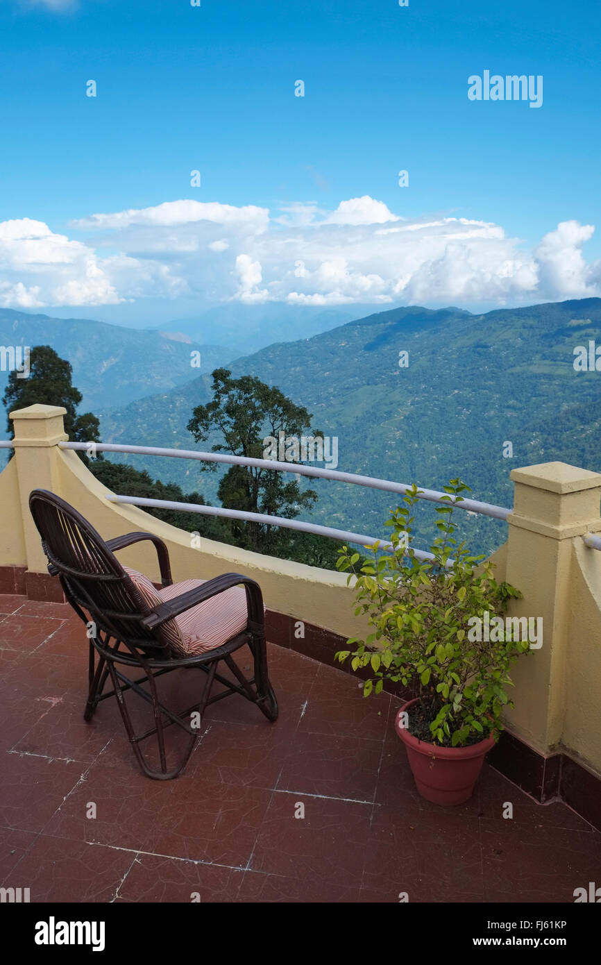 Véranda donnant sur pied de l'Himalaya. Hôtel Windamere, Observatory Hill, Darjeeling, West Bengal, India. Banque D'Images