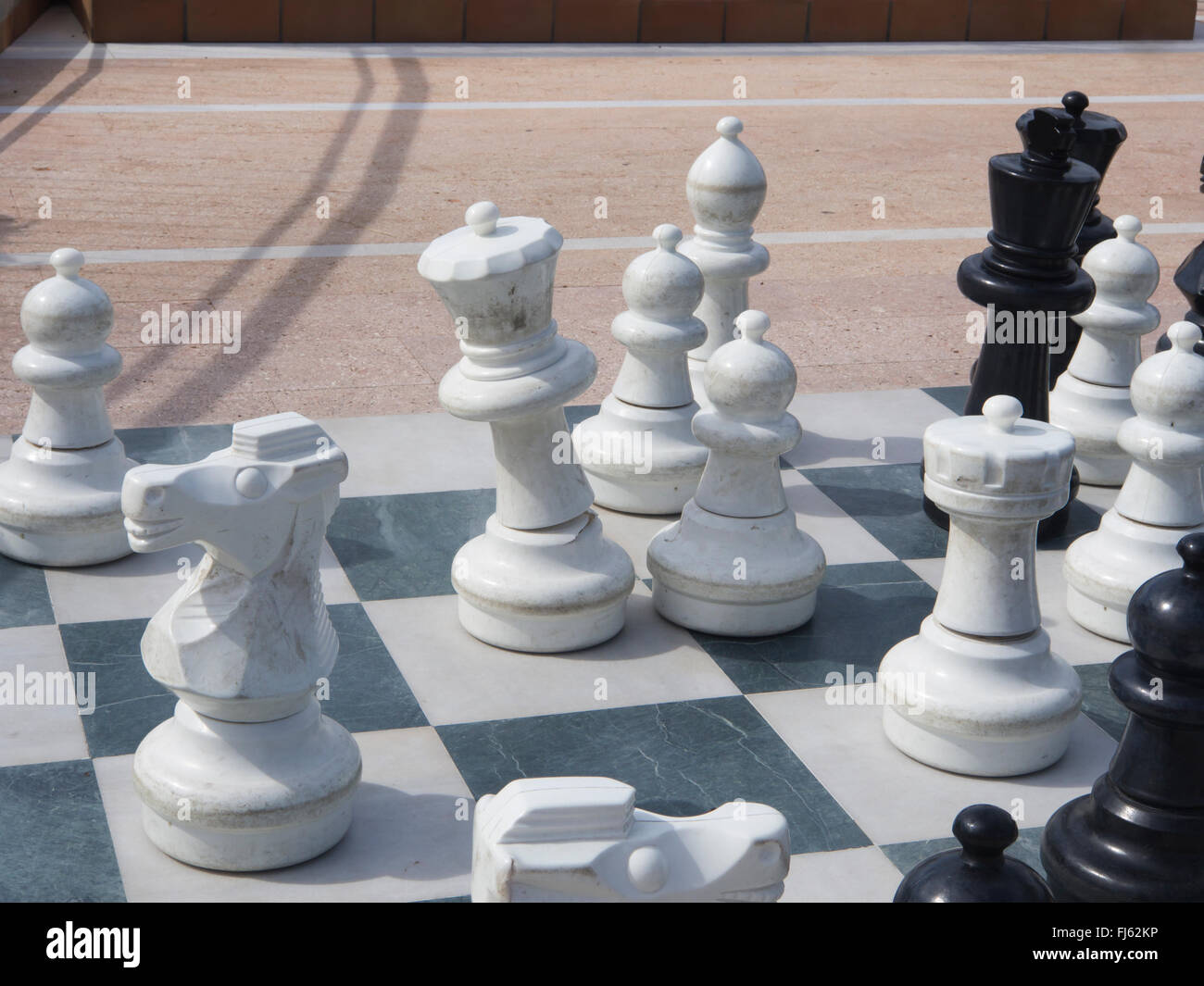 Morceaux et conseil d'un jeu d'échecs géant en plein air, activité de loisirs pour les touristes dans un hôtel à Tenerife , Canaries Espagne Banque D'Images