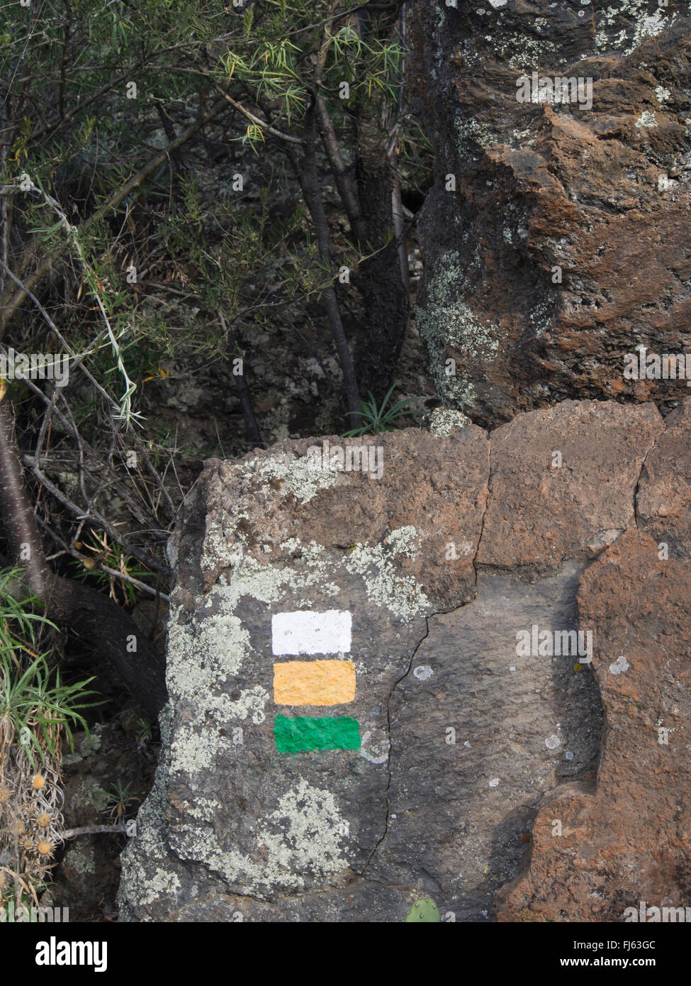 Marquages normalisés et claire sur une pierre, sentier près de Santiago del Teide Tenerife , Espagne Banque D'Images