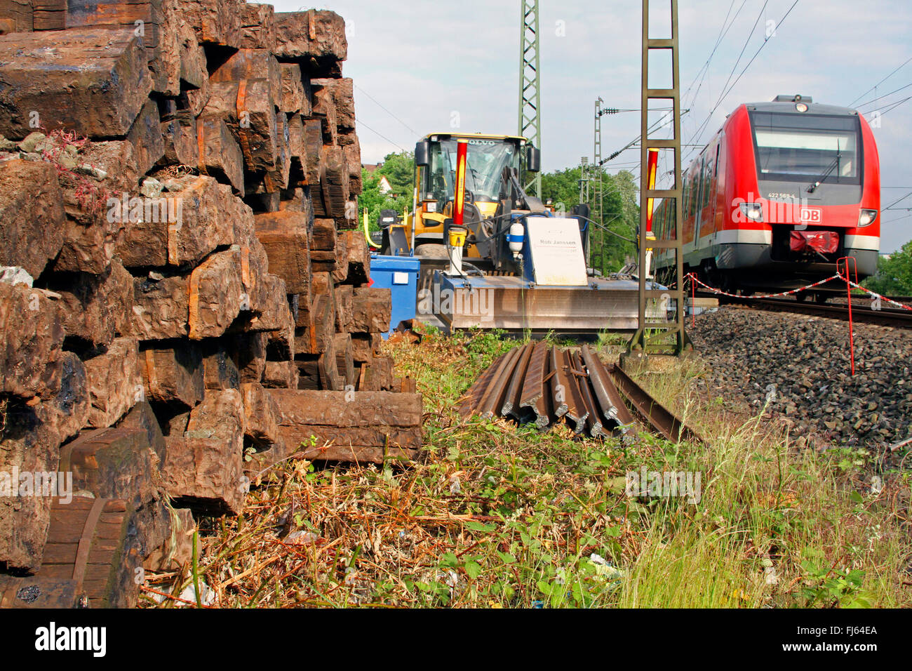 Pile de vieilles traverses de chemin de fer, Allemagne Banque D'Images