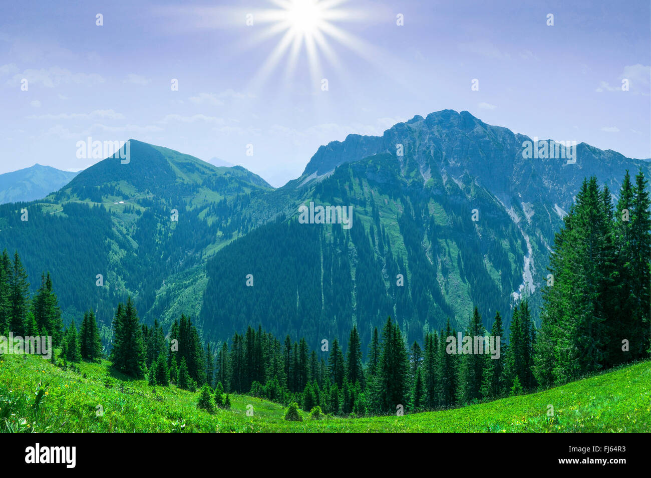 Vue sur le Krinnenspitz (à gauche) et Litnisschrofen group (à droite), de l'Allgaeu Alpes, l'Autriche, le Tyrol Banque D'Images