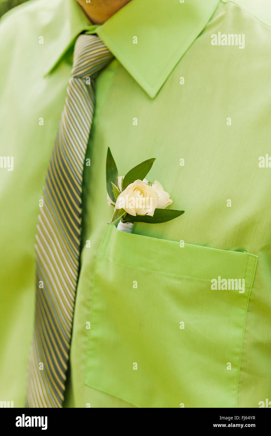 Rose blanche sur la boutonnière du marié costume vert Banque D'Images