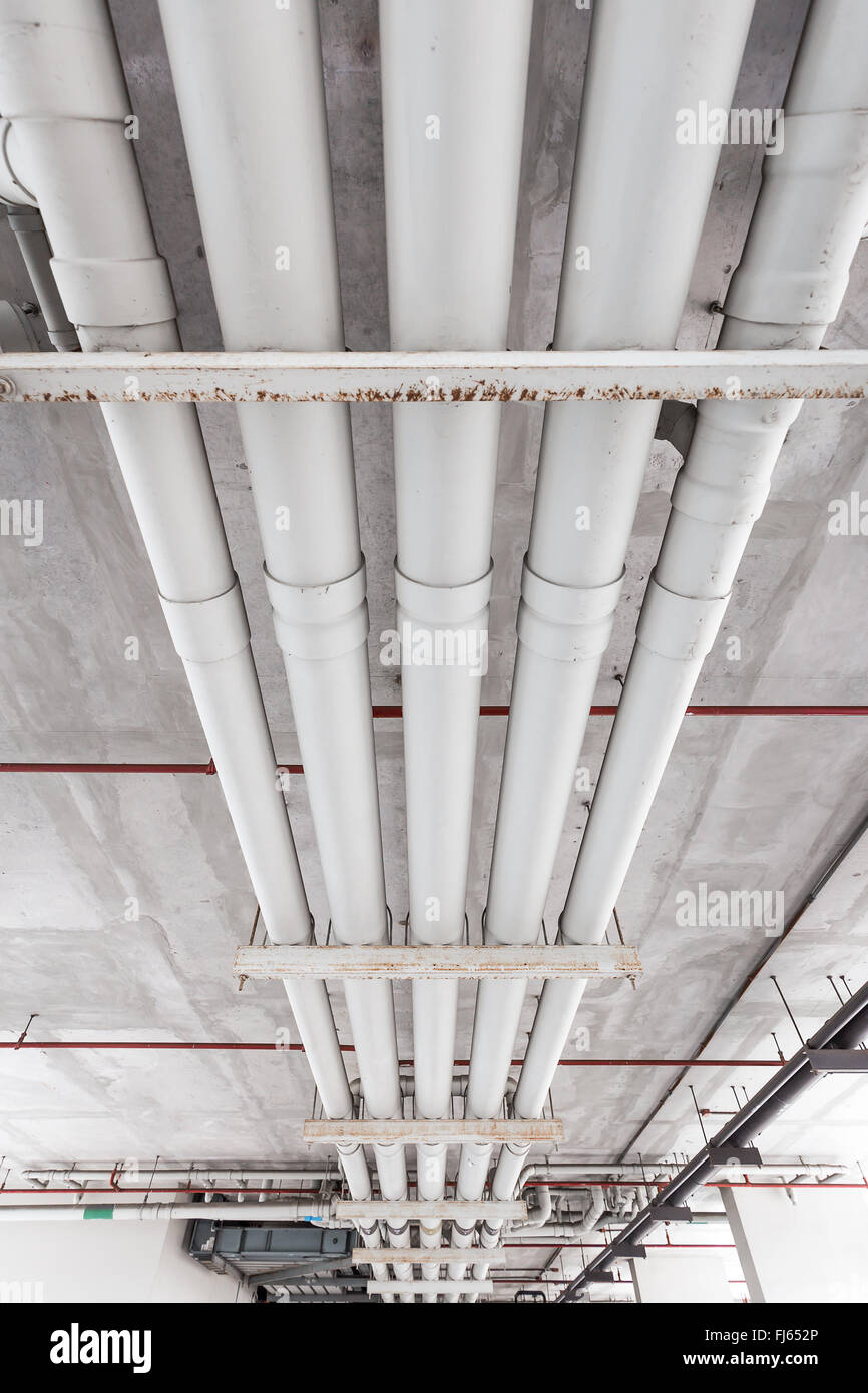 Du système de l'eau tuyaux installés sur le plafond de ciment Banque D'Images