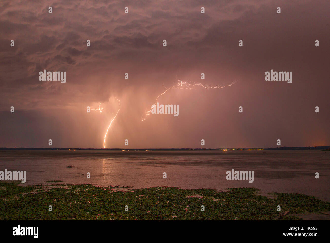 Orage avec des éclairs au lac de Chiemsee, en Allemagne, en Bavière, le lac de Chiemsee Banque D'Images