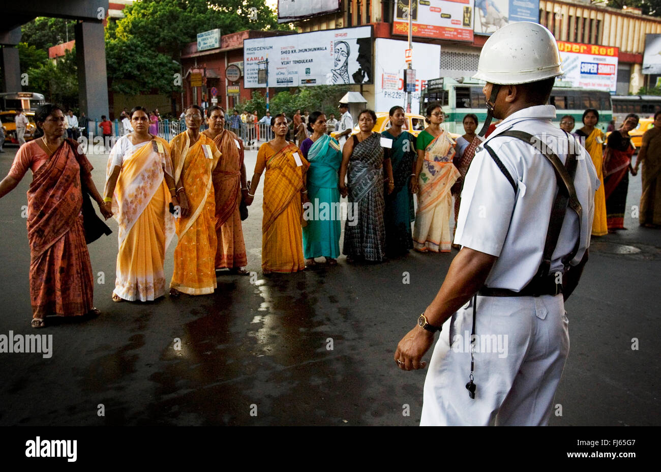 Policier auxquels font face les femmes à une marche de protestation, l'Inde, Kalkutta Banque D'Images