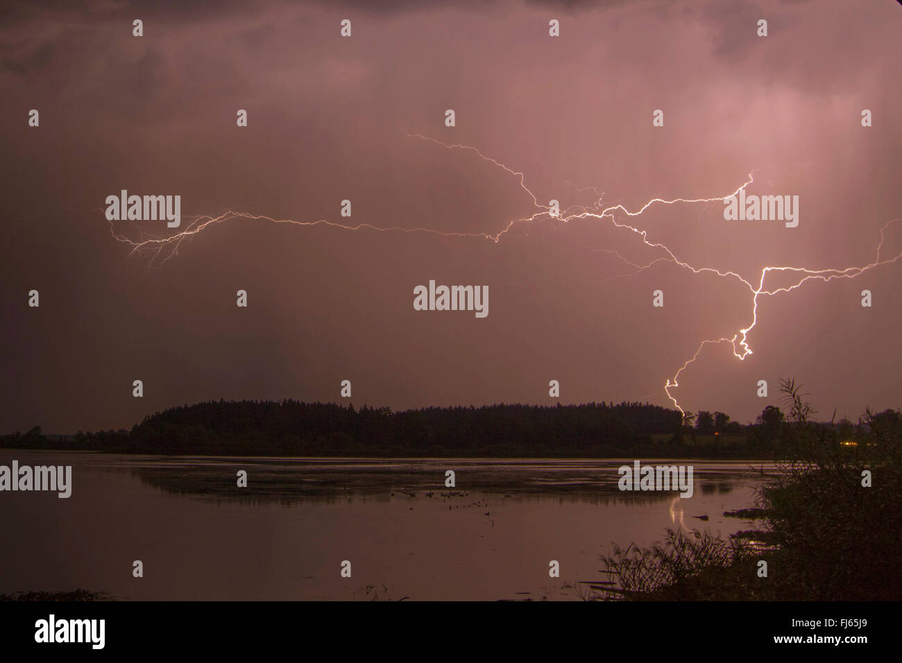 Orage avec des éclairs au lac de Chiemsee, en Allemagne, en Bavière, le lac de Chiemsee Banque D'Images