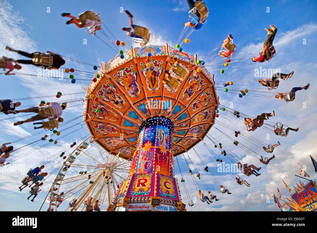 Carrousel de rotation sur Cranger Kirmes, plus grande fête foraine en Rhénanie du Nord-Westphalie, en Allemagne, en Rhénanie du Nord-Westphalie, Ruhr, Herne Banque D'Images