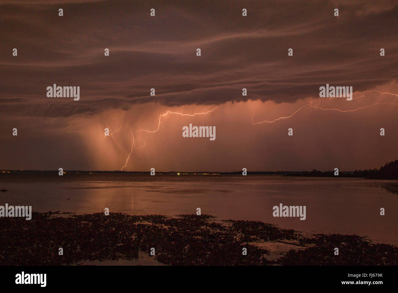 Orage avec des éclairs au lac de Chiemsee, en Allemagne, en Bavière, le lac de Chiemsee Banque D'Images