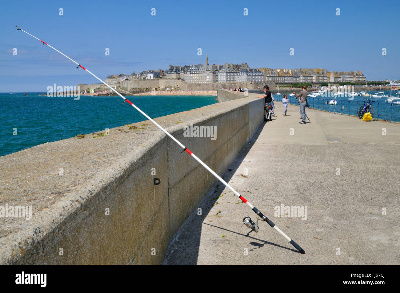 Attirail de pêche au quai de Saint-Malo en vue de la vieille ville historique, France, Bretagne, DÚpartement Ille-et-Vilaine, Saint-Malo Banque D'Images