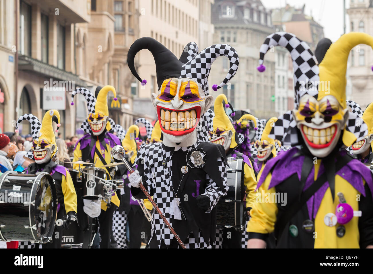 Le défilé de carnaval de Bâle en Suisse, avec des clowns, des costumes  colorés qui jettent des confettis sur les spectateurs. C'est un carnaval  traditionnel Photo Stock - Alamy