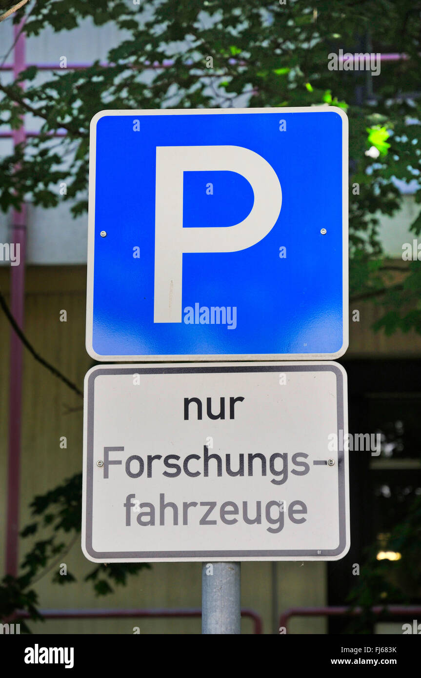 Parking sign, parking gratuit uniquement pour les véhicules de recherche, l'Allemagne, en Rhénanie du Nord-Westphalie, Ruhr, Dortmund Banque D'Images