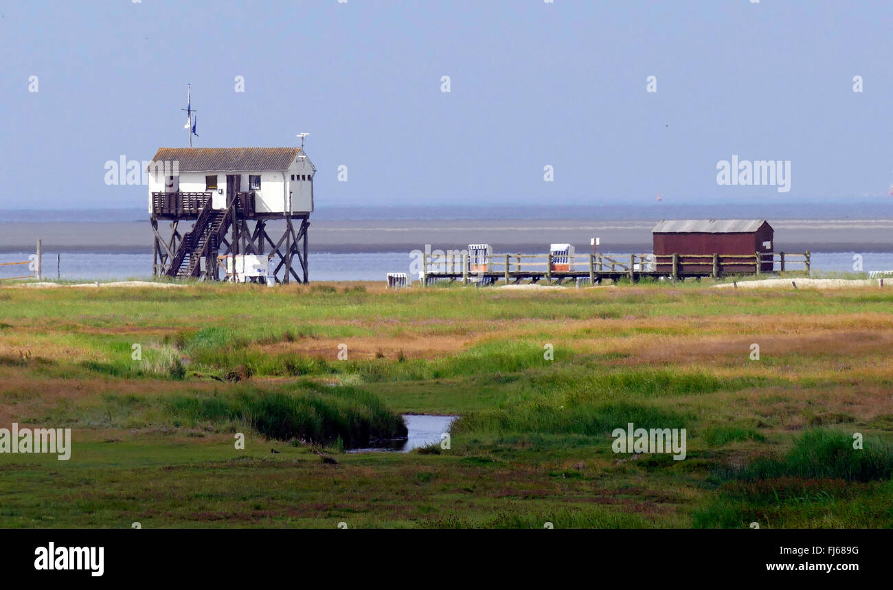 Logement pile et plate-forme pour les chaises de plage sur la plage, l'Allemagne, Schleswig-Holstein, Sankt Peter-Ording Banque D'Images