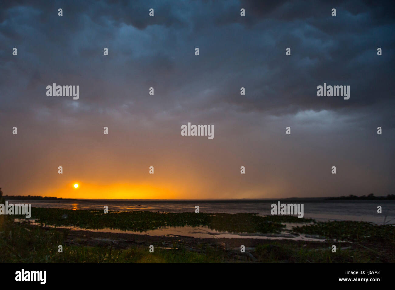 Des nuages de pluie au coucher du soleil, de l'Allemagne, de Bavière, le lac de Chiemsee Banque D'Images