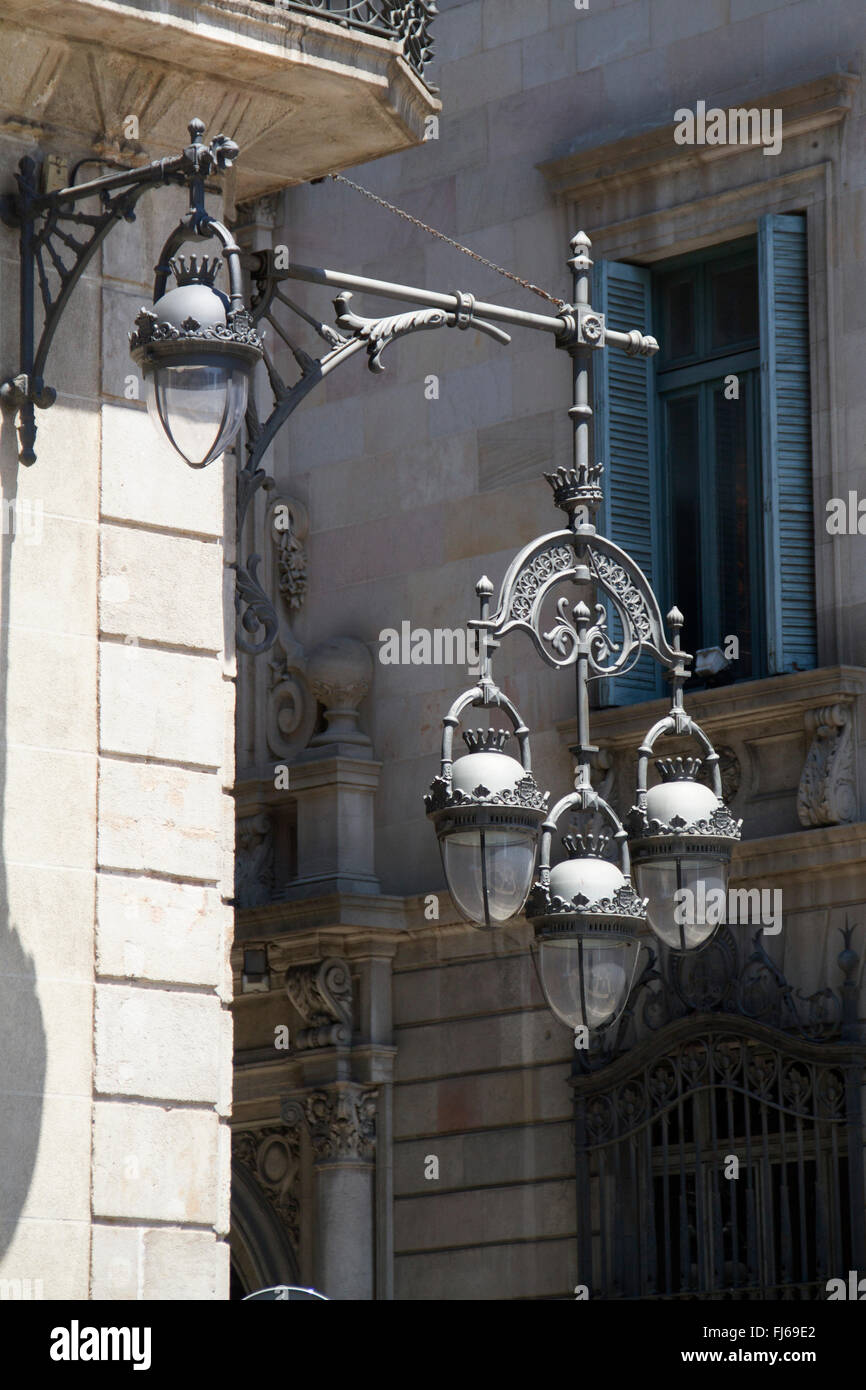 Lampadaires métalliques décoratifs dans la Ciutat Vella (la vieille ville) Barcelona, Espagne Banque D'Images