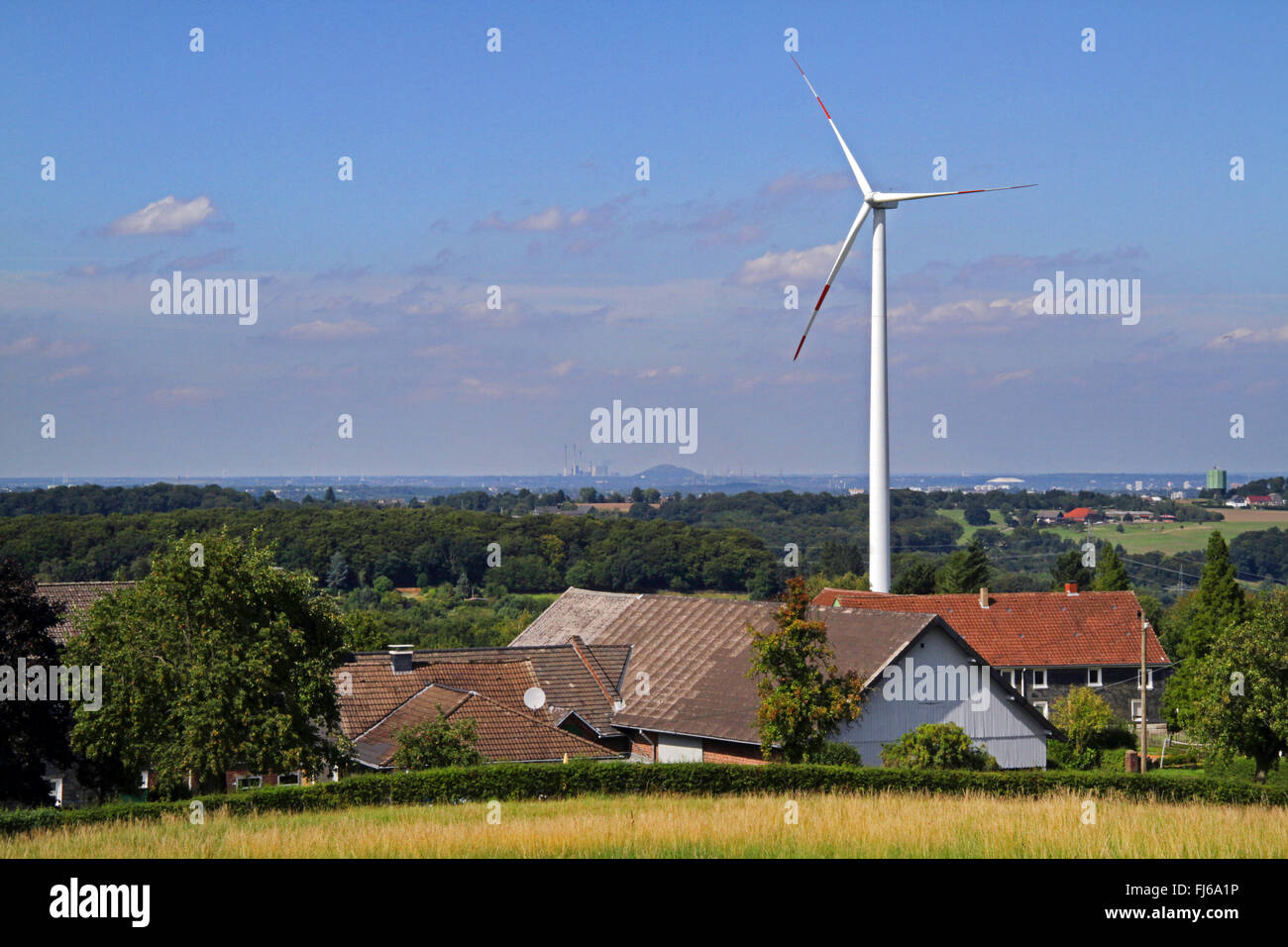 Ferme avec roue éolienne, l'Allemagne, en Rhénanie du Nord-Westphalie, région du Bergisches Land Banque D'Images