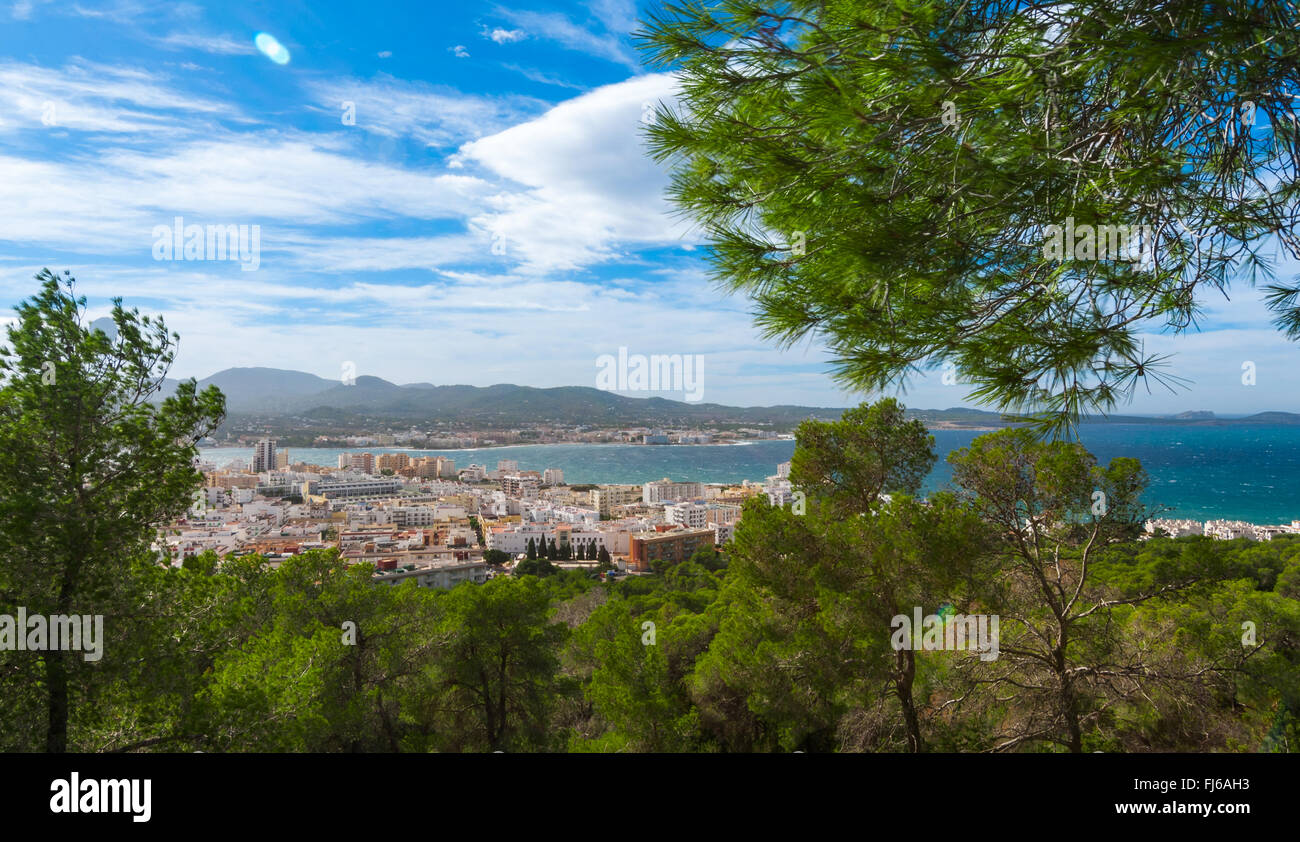 Hill side view of St Antoni de Portmany, Ibiza, sur un jour de compensation en novembre, brise chaude en automne, Îles Baléares, Banque D'Images