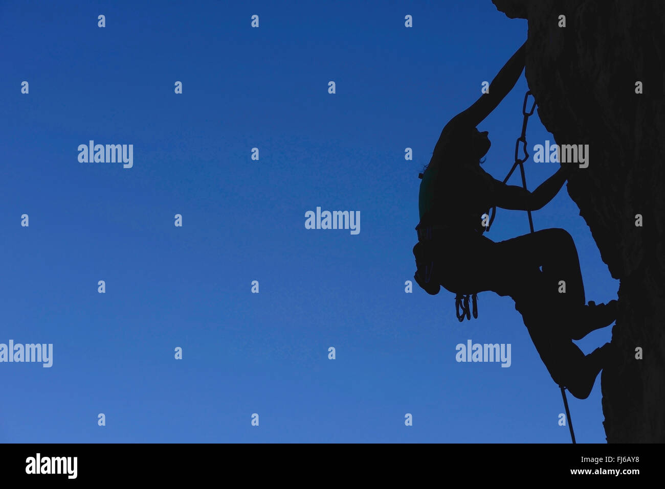 Woman climbing les rochers, une route en Savoie, silhouette, France, Savoie Banque D'Images