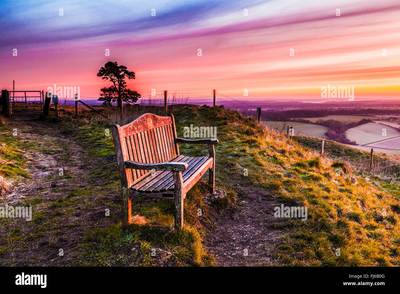 Surplombant la vallée de Pewsey dans le Wiltshire au lever du soleil. Banque D'Images