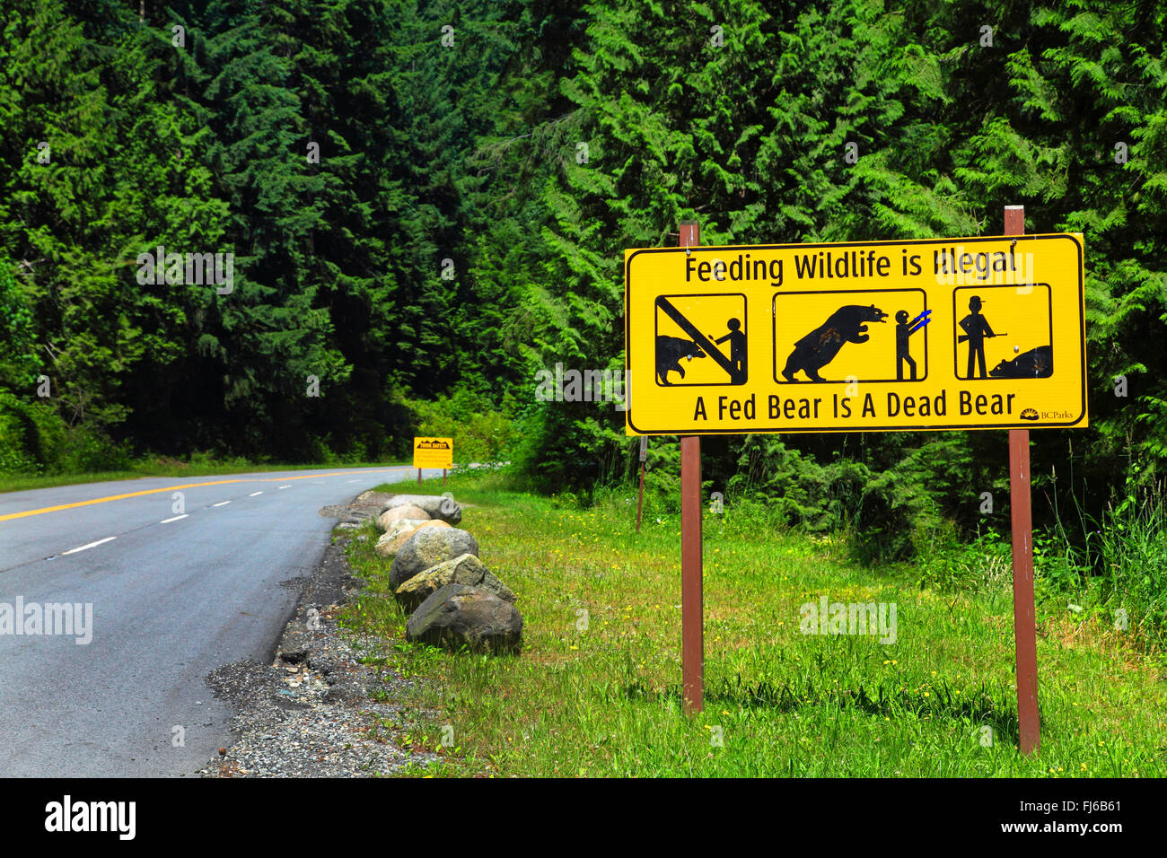 Panneau d'avertissement de nourrir les ours noirs interdits, Canada, North Vancouver, Mt Seymore Road Banque D'Images