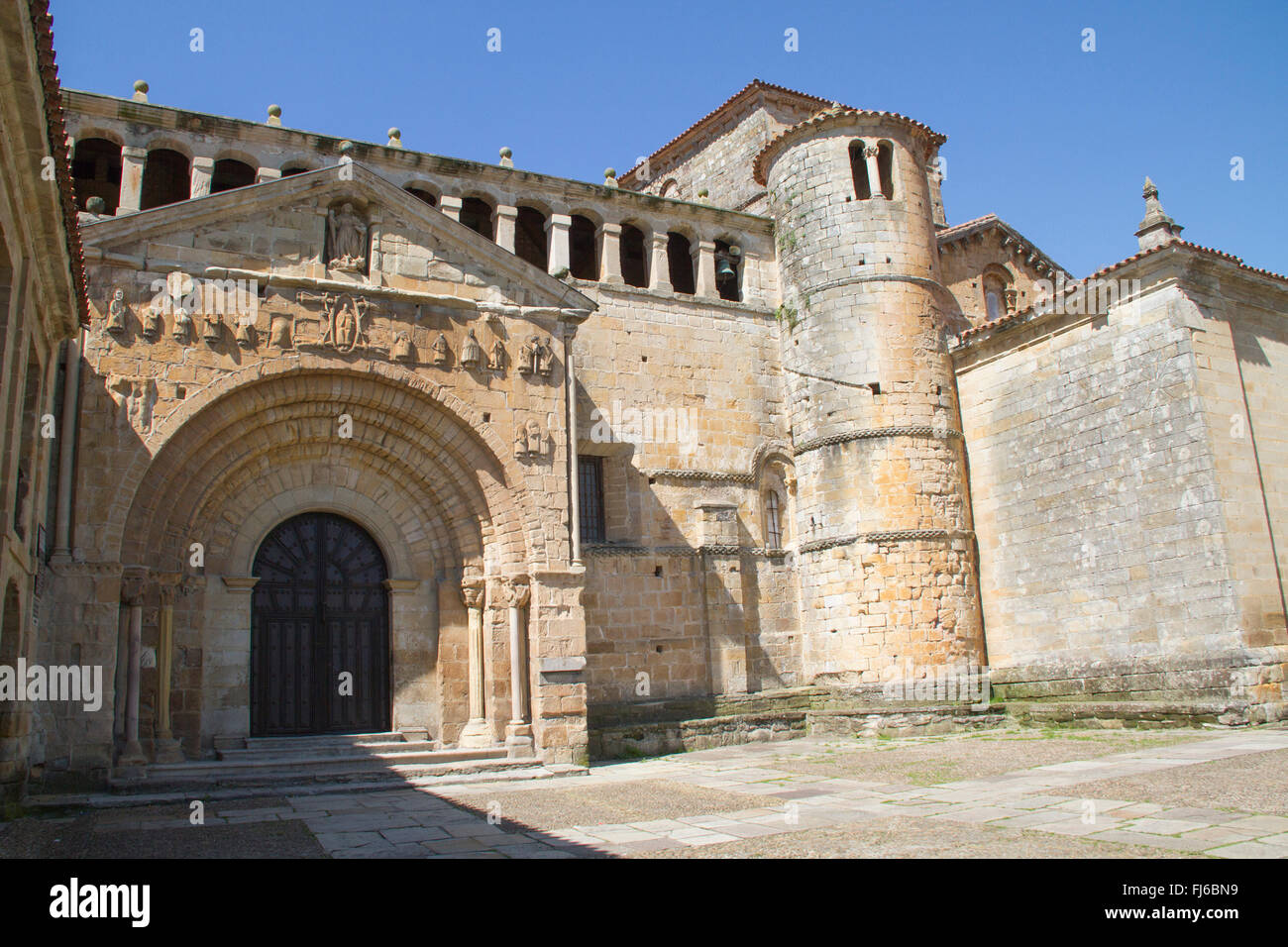 Collégiale de Santa Juliana est une église romane et de pèlerinage du village de Santillana del Mar, Espagne Banque D'Images