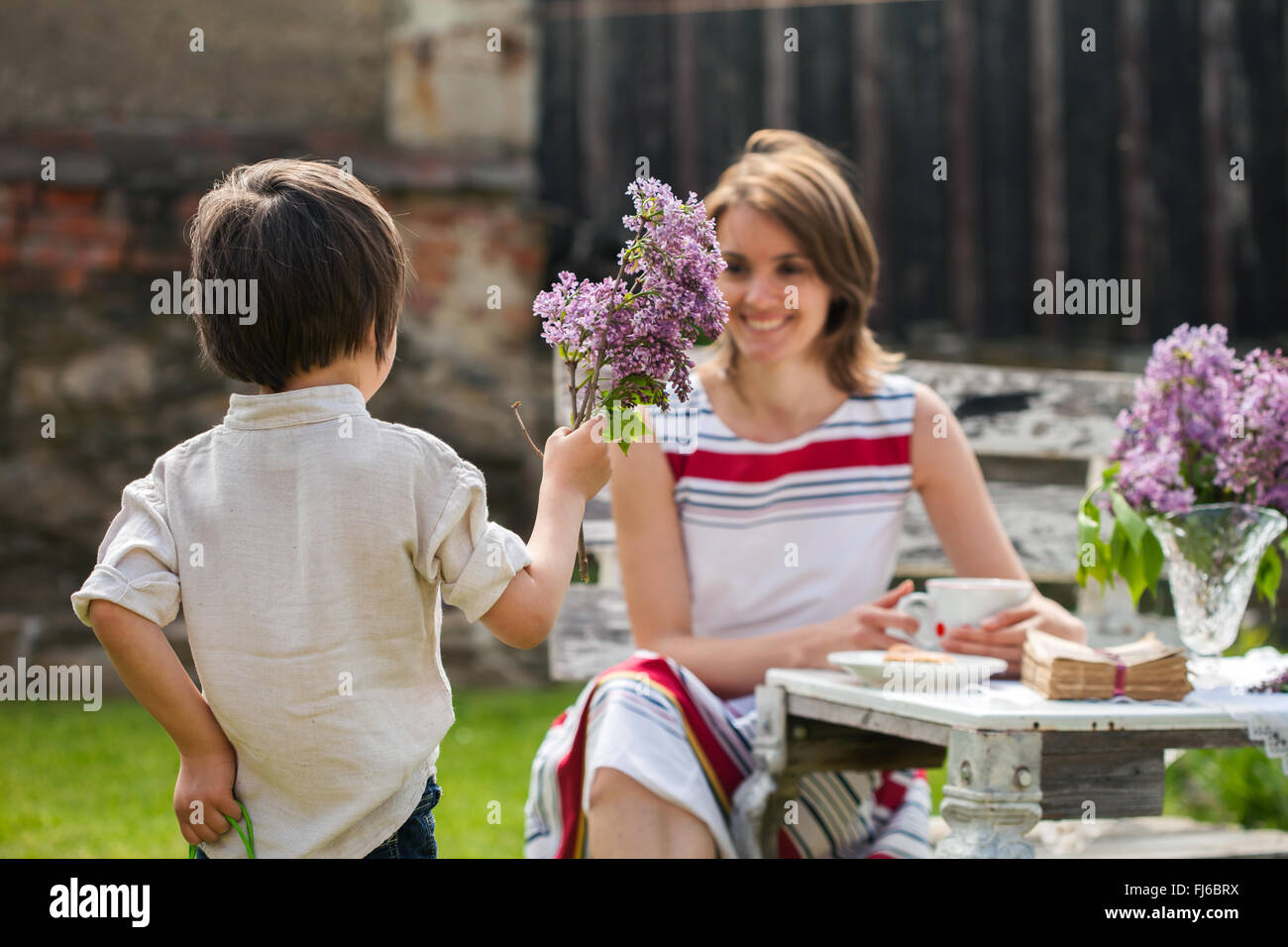 Belle Maman Le Café Dans Une Arrière Cour Jeune Enfant De