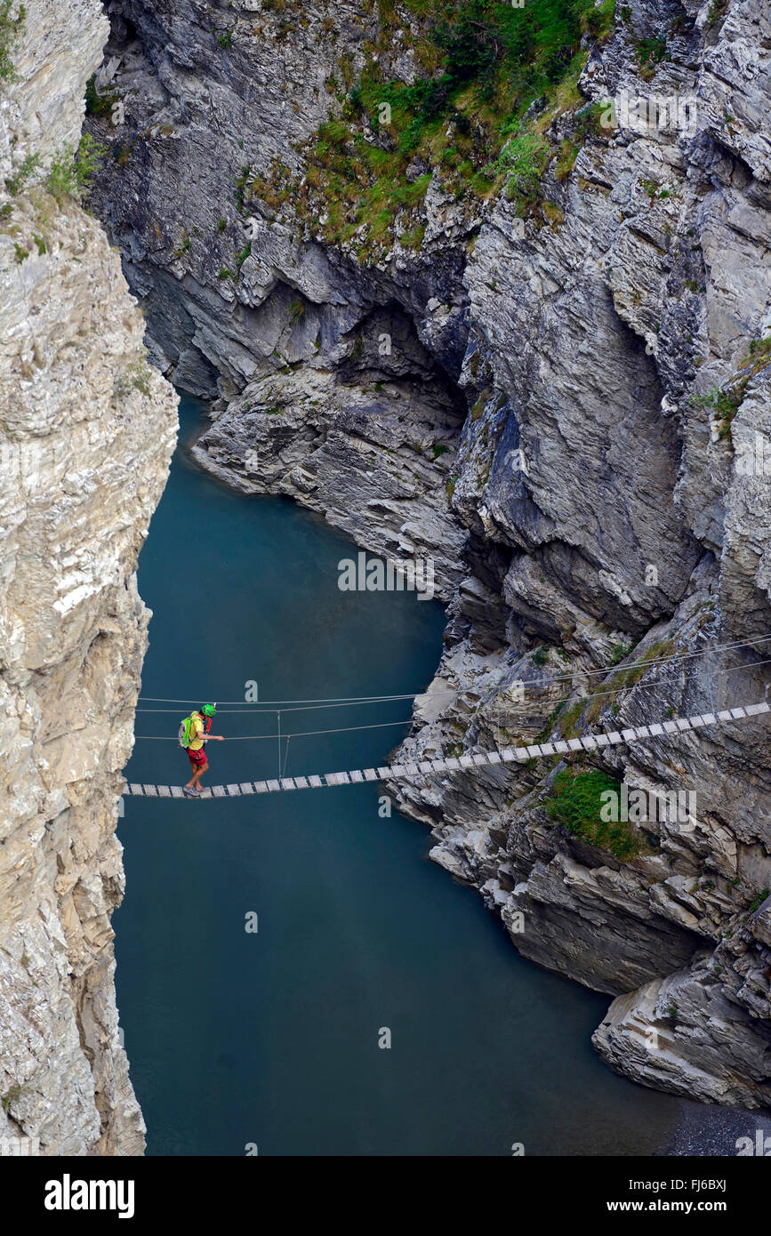 Via ferrata a appelé les Rois Mages, suspension simple pont traversant la rivière Arc, France, Rh¶ne-Alpes, Vanoise, Termignon Banque D'Images